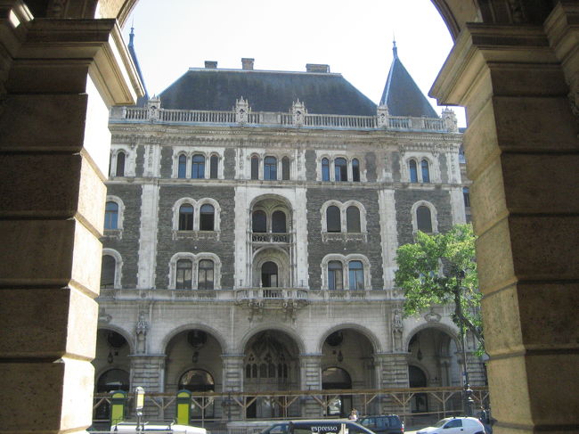 国立オペラ座の前の建物<br /><br />国立オペラ座ではありません（笑）。<br />オペラ座の入口の列柱の間から撮ってみました。