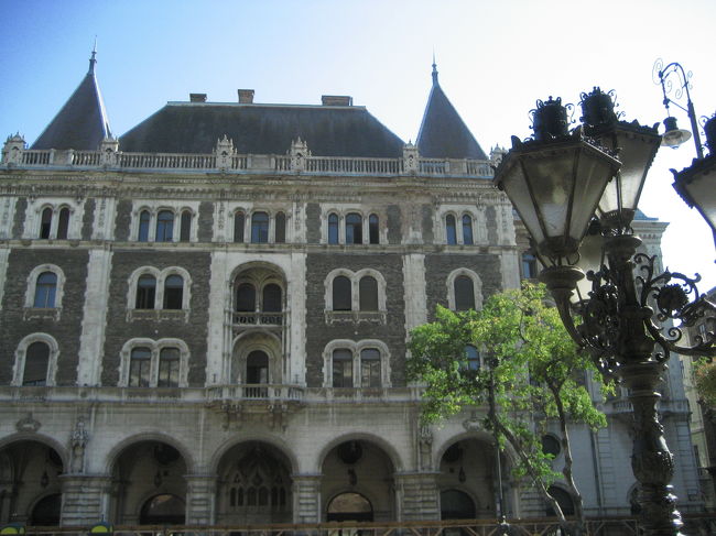 国立オペラ座の前の建物<br /><br />レトロな街灯と一緒に撮りました。