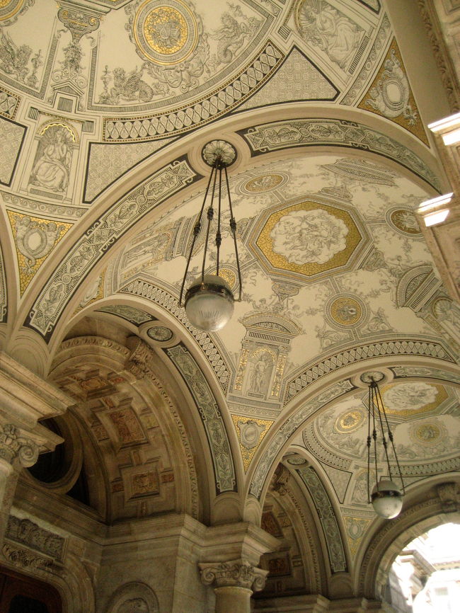 国立オペラ座の脇の入口の天井<br /><br />正面の入口の天井と同じですが、気に入ったのでもう１枚@<br />正面は入ってすぐのチケット売り場が閉鎖中で、代わりに脇のオフィスでチケットを購入することになっていたので、ぐるっと廻ったのです。