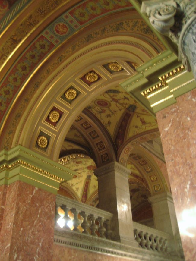 国立オペラ座内部<br /><br />英雄広場とヴァイダフニャド城を見に行いった後、３時からの内部見学ツアーに参加するためにオペラ座に戻ってきました。<br />３時からのツアーは、ものすごぉぉぉぉっく混んでいました。<br />あまりの混雑に、４時からのツアーに切り替えた人もいたようです。<br />でも私は、このあと聖イシュトヴァーン大聖堂をゆっくり見学したかったので、３時からのツアーに参加しました。人数制限をしていたわけではなかったですからね。<br />英語グループだけでも３つくらい出ることになったようです。<br />この写真はツアー開始を待っているときに撮りました。