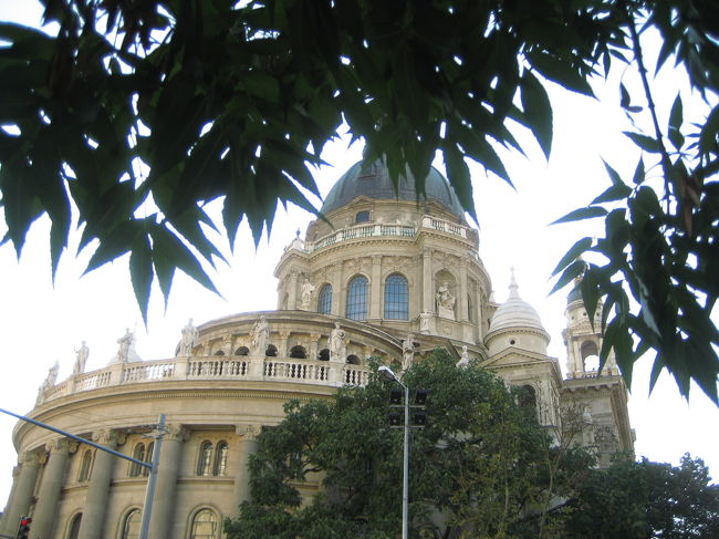 聖イシュトヴァーン大聖堂（背後から）<br /><br />このアングル、いいですーぅ！<br />と思ったのですが、逆光です。<br />露出を＋１にしてなんとか建物が真っ暗にならずにすみました。<br />しかし、空が真っ白にとんでしまったので、近くの木々の葉で空の部分は隠しました。<br />といっても、こういう茂みや葉っばを枠にする撮り方は、私のお気に入りなのです@