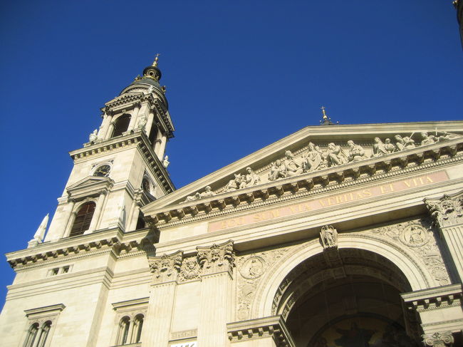 聖イシュトヴァーン大聖堂の上部<br /><br />収容人数は8500人という壮大な大聖堂です。<br />大聖堂前は広場になっていて、後ろにもっとさがれば全体を写すことができますが、こういうのもいいでしょう@<br />（今から中に入るので、全体像を写すために後ろに下がるのはちょっと面倒だった、というのがホンネ）<br /><br />大聖堂の名称となっているイシュトヴァーンは、ハンガリー初代国王です。<br />彼は、西のローマ・カトリック教を国教とすることでハンガリーをヨーロッパの仲間入りさせ、国内の統一をはかりました。<br />そのため、1083年に聖人に列されました。<br />彼は1000年に、それまで敵対していた神聖ローマ帝国のオットー２世の後押しで国王の地位につきました。<br />イシュトヴァーンのことを、英語では、スティーブンといいます。<br />……。<br />えええっーっ！<br />イシュトヴァーンがスティーブン！？<br />やめてくれ〜、なんかイメージが違いすぎてまぎらわしいぃ。