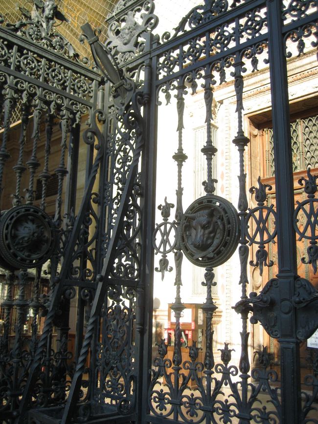 聖イシュトヴァーン大聖堂の扉の鉄細工<br /><br />こういう鉄細工、好きです。<br />デジカメでは気に入ったものはばんばん撮れるので、この聖イシュトヴァーン大聖堂の扉に限らず、今回の旅行では、こういった鉄細工の写真もばんばん撮っています。<br /><br />初代国王イシュトヴァーンは、短期間でハンガリー全土のキリスト教化に成功させたため聖人化されましたが、ハンガリーにキリスト教が必要と判断したのは彼の父ゲーザ公でした。<br />ハンガリーはビザンツ皇帝とローマ教皇の両方から誘われていましたが、最終的にはローマ・カトリックを選択しました。<br />ゲーザ公はキリスト教の導入にあたって、反対派を強行に退けました。<br />ゲーザ公は、甥であり、イシュトヴァーンより上の首長相続権を持つコパーニュを退けて、息子のイシュトヴァーンを後継者としました。<br />イシュトヴァーンは首長の座を継ぐ前に、古来からの宗教を崇める勢力を倒さなければなりませんでした。<br />イシュトヴァーンの王妃ギーゼラは、ドイツのバイエルン公女でした。<br />息子のイムレ王子は、若くして亡くなります。狩りの最中に猪に突き刺されて亡くなります（なのになぜ聖人に列されたのか、私にはよくわかりません。何か別に功績があったのかな）。<br />そのため結局、イシュトヴァーンの後を継いだのは、皮肉なことに彼が後を継ぐときに倒したコパーニュの息子たちの系列で、しばらくまたハンガリー国内は混乱したようです。<br /><br />そのイシュトヴァーンの生涯を描いたオペラを見つけました。<br />見つけたというのは、ブダペストのショッピングセンターのかなり大きなミュージックショップでCD（英語訳のテキスト付）を見つけたのです。<br />作曲はハンガリーのオペラ作曲家エルケル・フェレンツです。<br />オペラを見ていなけれど、エルケルのもう１つのオペラ「バンク・バーン」の音楽がとても良かったので、思い切って買ってしまいました@