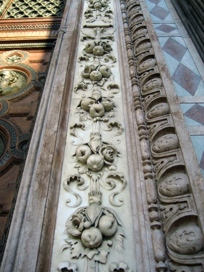 聖イシュトヴァーン大聖堂の入口のレリーフ<br /><br />果物をモチーフにしていて、可愛い〜@