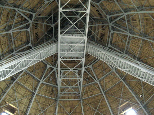 聖イシュトヴァーン大聖堂のドーム内部の天井<br /><br />まだ元気なうちに、と先に塔の展望台へ行くことにしました。<br />やっと、展望台へ出る出口が見えてきました。<br />エレベータを降りてから、「何段か上れば」いいとあったのですが、何段どころか、随分上るじゃなーいっ！<br />と内心文句たらたらで上りました。<br />後から気付いたのですが、途中から階段コースとエレベータコースに分かれていて、私がそれに気付かなかっただけでした。<br />ちなみに、その分かれるところのフロアにトイレがあります。無料で使わせてもらえます。<br />もちろん、その前に、塔に上るのにはチケットが必要ですけれど（500フォーリント）。<br />（2006年10月現在、1フォーリント＝約0.6円）