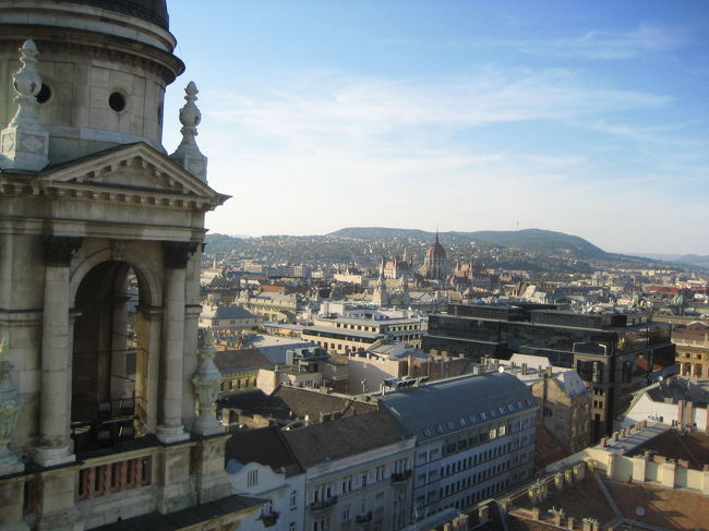 聖イシュトヴァーン大聖堂の塔から<br />国会議事堂のドームを真ん中に<br /><br />ここから目立つ黒いあの建物は何でしょうねぇ。