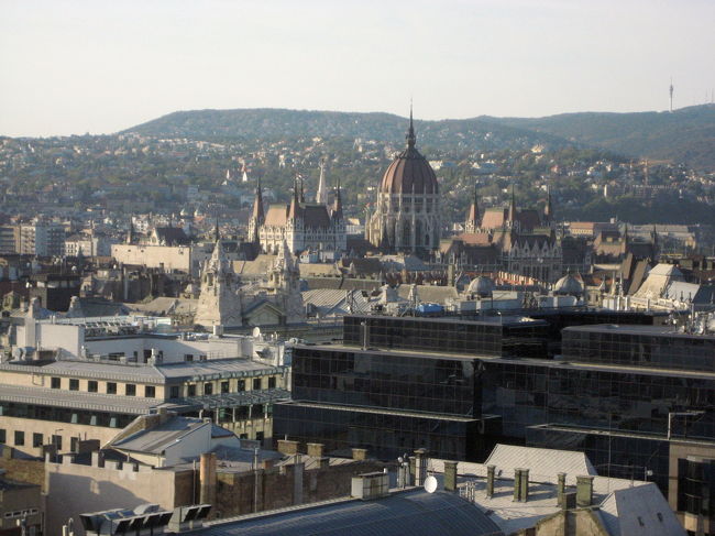 聖イシュトヴァーン大聖堂の塔から<br />国会議事堂のドームを中心にズームで撮ってみました。