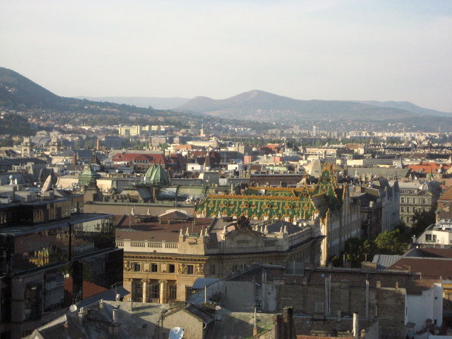 聖イシュトヴァーン大聖堂の塔から<br /><br />屋根の美しい建物を見つけました。<br />ジョルナイ陶器の屋根でしょうか。<br />郵便貯金局かなぁと思ったのですが、手持ちの本の写真と照らし合わせると、このような屋根をもっているようには見えません。<br />応用美術館の屋根に似ていますが、方向が違うし、屋根のドームが見当たりません。