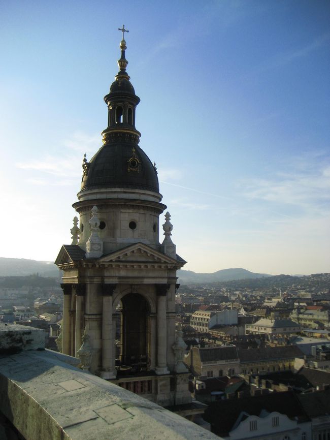 聖イシュトヴァーン大聖堂の塔から<br /><br />ぐるぐると廻りましたが、反対側はあまり写真意欲をそそられませんでした。<br />この塔が気に入ったのでアングルを変えてもう１枚@