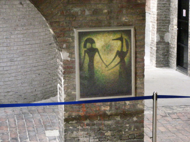 聖イシュトヴァーン大聖堂の塔に上る途中のフロア<br /><br />このフロアにトイレがあります。<br />ここから階段を上ることも、さらにエレベータに乗ることもできます。<br />この絵画展みたいなのもゆっくり見たかったのですが、近付こうとしたらダメと断られました。<br />うーん、確かに準備中みたいでしたが、だから？<br /><br />この写真は近付いちゃダメと言われるま前に撮ったものですよ@<br />こんなかんじの絵がたくさん並んでいたのに、残念です。