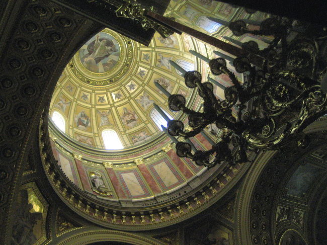 聖イシュトヴァーン大聖堂の内部<br /><br />大聖堂内は、午後遅いせいか薄暗くて、あまり写真には向かないなぁと思いました。<br />大聖堂の巨大さをファインダーに収めるのも難しいなぁと思いました。<br />主祭壇もあまり近付けなかったので、写真を撮る気にはなりませんでした。<br /><br />でも、内部からドームを見上げて撮ってみました。<br />シャンデリアはシャドウとなりますが、そのまま入れてみました。<br />この１枚を機に、堰を切ったように内部写真もたくさん撮ってしまいました。