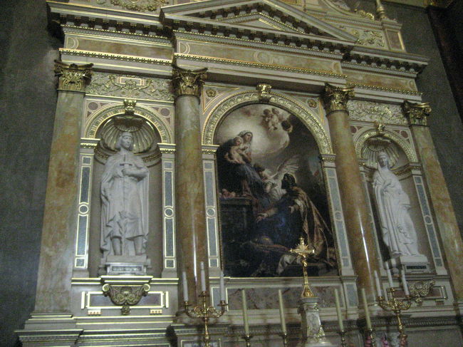 聖イシュトヴァーン大聖堂内部<br /><br />おお、これがかの有名な絵ですね。<br />跡継ぎのイムレ王子を亡くしたイシュトヴァーン王が、聖母マリアに向って「このハンガリーの王冠を、一体誰に与えればよいのでしょうか」と尋ねている情景。<br />彼の王冠は、皮肉にも彼が王座を得るために倒した従兄弟の子供たちに継がれることになるのです。