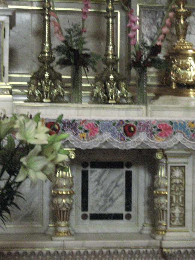 聖イシュトヴァーン大聖堂内部<br /><br />イシュトヴァーン王がハンガリーの王冠を誰に与えたらよいのか、と聖母マリアに尋ねている情景を描いた有名な絵のある祭壇。<br />その絵の下を見てみたら、あらーっ、カロチャ刺繍のテーブルクロスで飾られているではないですか。<br />おおっ、これは、私が２年前におみやげに買って帰り、うちのダイニングのテーブルを飾っているのとおんなじ模様です@<br />（模様が同じなだけで、私が買ったテーブルクロスはこんなに大きくないですけど）