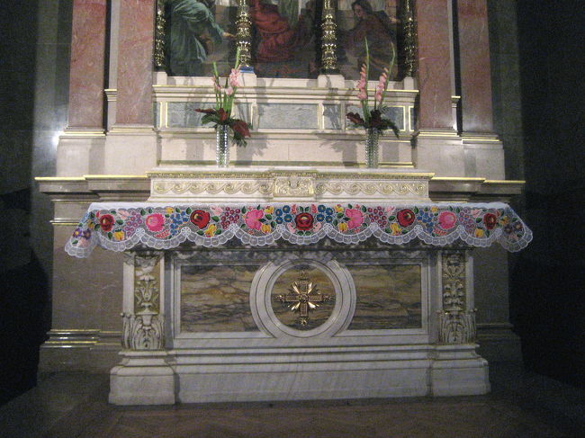 聖イシュトヴァーン大聖堂内部<br /><br />カロチャ刺繍で飾られた祭壇は他にもありました。<br />いやん、いやん、可愛いすぎます@