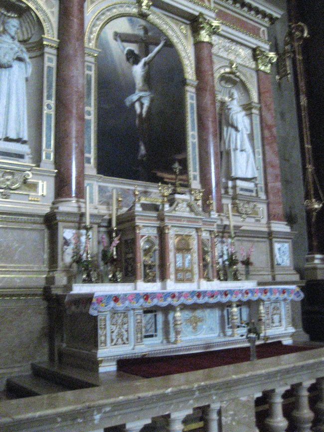 聖イシュトヴァーン大聖堂内部<br /><br />また見つけました、カロチャ刺繍で飾られた祭壇@