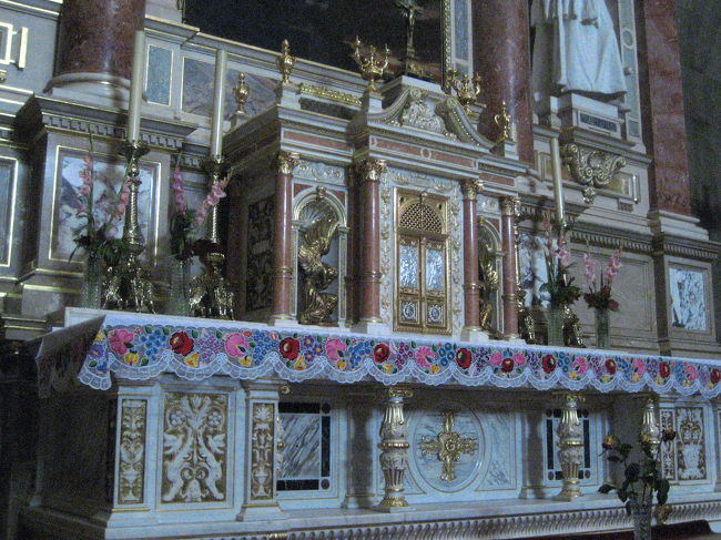 聖イシュトヴァーン大聖堂内部<br /><br />さきほどのキリスト磔の絵の祭壇の下部です。<br />カロチャ刺繍もいいですが、見れば見るほど豪華な祭壇です。