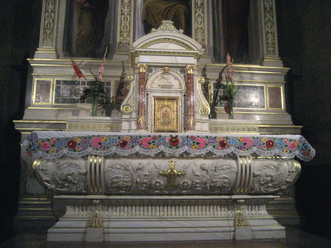 聖イシュトヴァーン大聖堂内部<br /><br />また見つけました、カロチャ刺繍で飾られた祭壇@<br />きりがないと分かっていても、写真を撮ってしまいます。