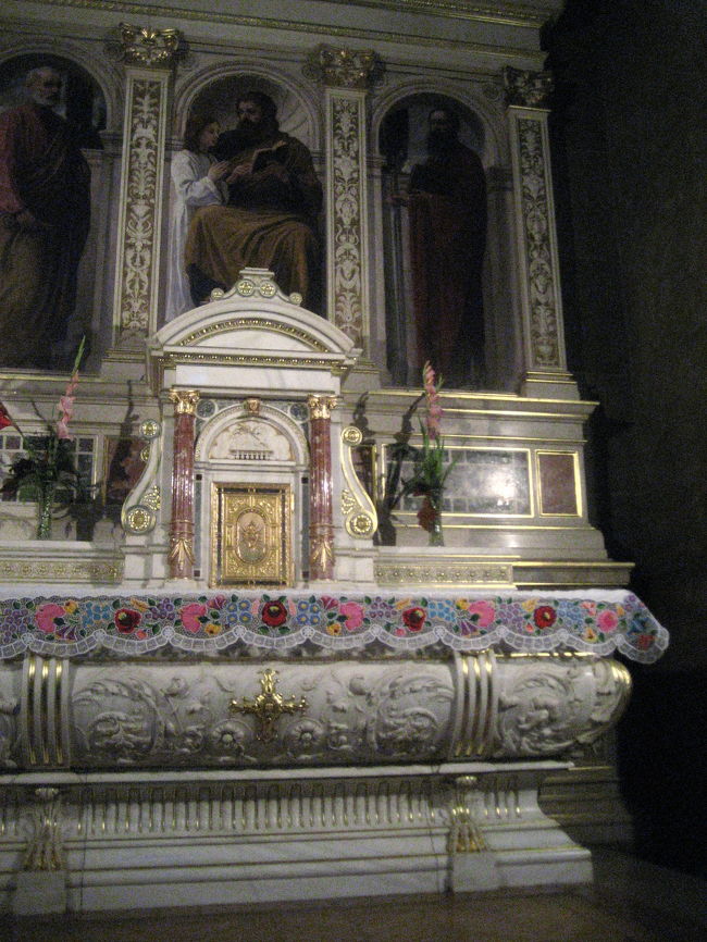 聖イシュトヴァーン大聖堂内部<br /><br />カロチャ刺繍で飾られた祭壇の全体<br />祭壇の絵は、もしかしたらイムレ王子とゲッレールトかもしれません。<br /><br />ゲッレールトの丘の名称のゲッレールトは、イムレ王子の教育のためにイタリアから呼ばれました。<br />しかし、後の異教徒の反乱の歳に、樽につめられて丘の上からドナウ側に突き落とされて殉死しました。<br />そのため、聖人に列せられています。<br />そして、その突き落とされた丘がゲッレールトの丘と呼ばれているわけです。<br />（参考「旅名人ブックス ハンガリー “千年王国”への旅」日経BP社）