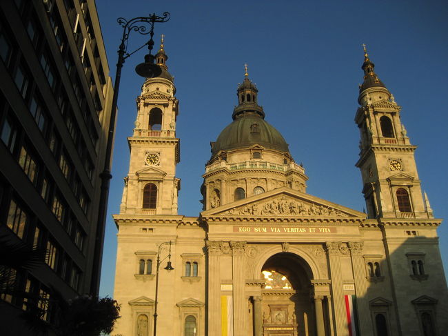 夕陽を浴びて黄金色に染まる聖イシュトヴァーン大聖堂