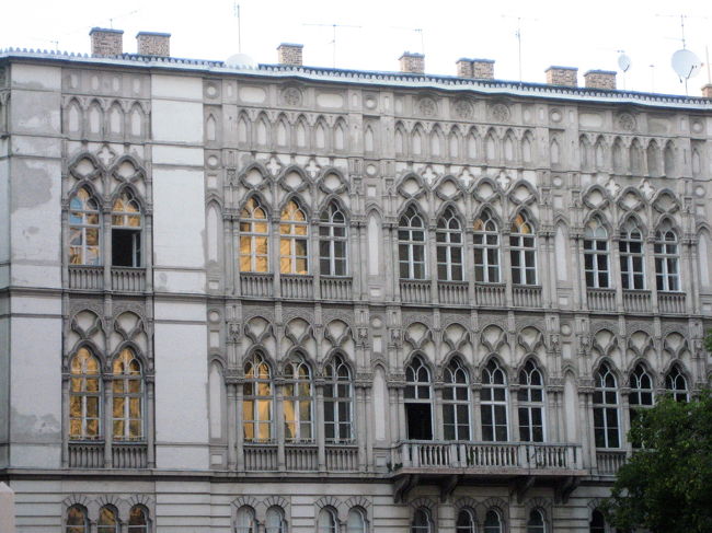 おまけ<br />聖イシュトヴァーン広場の建物<br /><br />なかなか華麗です。<br />どこかヴェネツィアの館を連想しました。