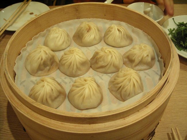 鼎泰豊の小籠包〜！！店員のお姉さんが食べ方を教えてくれたりとよく教育されていていい感じだった。