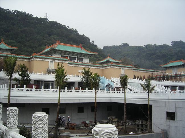 世界四大博物館のひとつ故宮博物院。日本に長年留学していたという劉さんにガイドをしてもらう。ベレー帽の話好きなおじさまという感じだった。