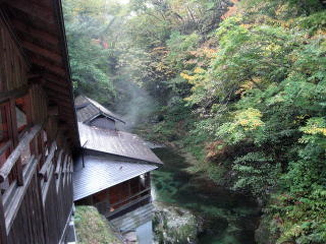 2日目<br /><br />朝も露天風呂へ<br /><br />奥の湯煙が見えているところが露天風呂<br />広瀬川がすぐ横を流れています