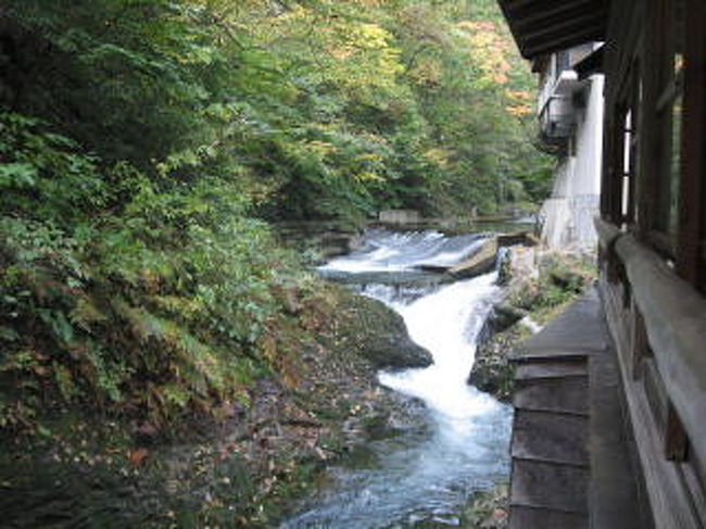 同じ位置から川の上流をパチリ