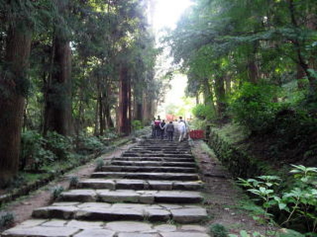 次は瑞鳳殿（政宗の霊屋）へ<br /><br />長い階段を登ります