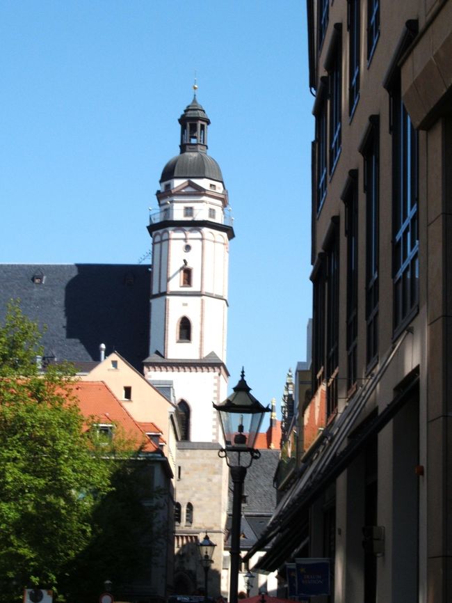 写真はトーマス教会の外観です。さらに市街地を散策します。あちこちで道路工事（多分地下鉄道工事）をしていたので少し歩きにくかったですが。