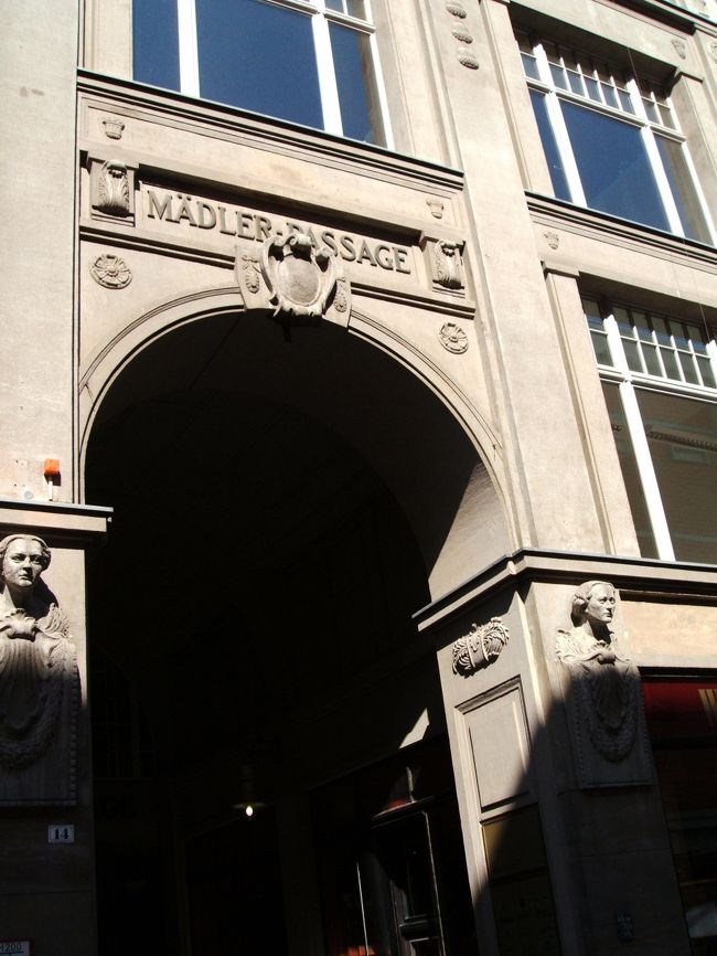 市街中心部に戻ります。ライプチヒにはたくさんのアーケード（パッサージュ）があり、建物の合間にぽっかりと口を開けています。注意していないと見落としてしまいそうですが。写真のメードラー・パッサージュの中に入ります。