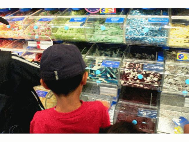 昼食後、子供たちは量り売りのお菓子コーナーに一目散