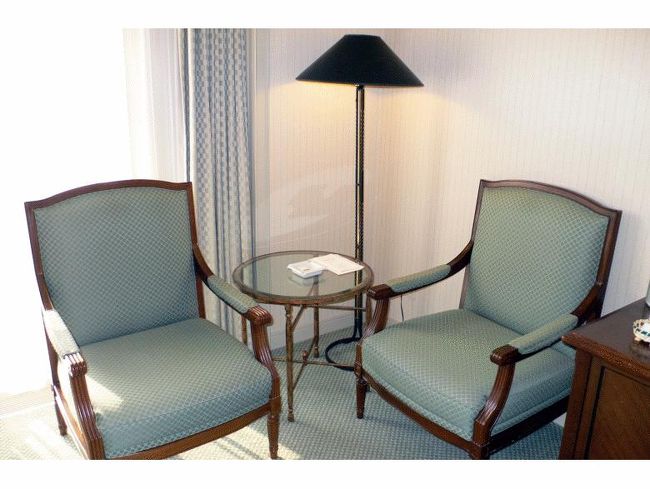 このお部屋にはソファーはありませんが、寛げる大きな椅子が備わります