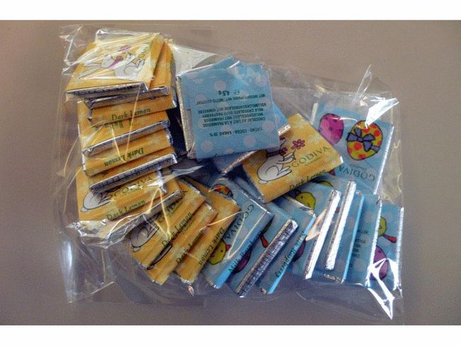 子供たちは、小ぶりの板チョコ