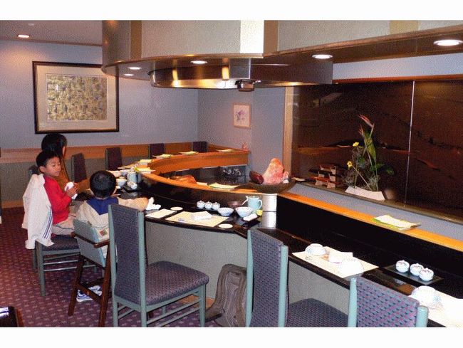 こじんまりしたカウンターは板さんとの会話も美味しさのひとつ