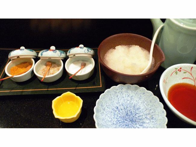 お塩三種と、出し汁、黄色い小鉢にはレモン汁が入っています