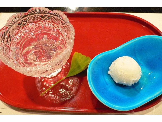 コースのデザートは水のゼリーとシャーベット
