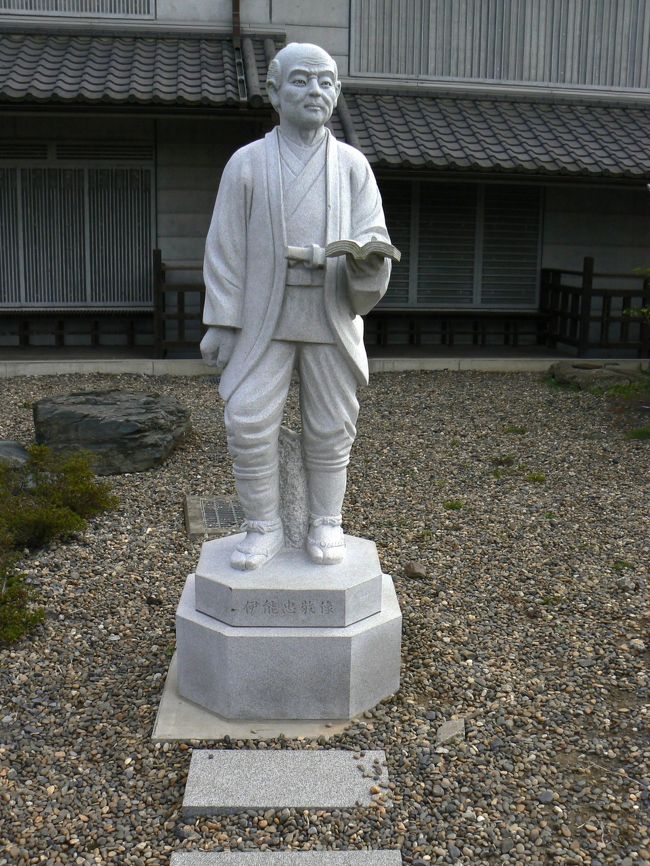 車で１５分ほど移動しまして、古い街並みが残されている小野川沿いの風景区にやって来ました。<br /><br />有料の駐車場の看板がでていますが、良く探すと無料の駐車場も何カ所かありますので…　<br /><br />写真は伊能忠敬記念館の裏にある伊能忠敬像です。<br /><br />伊能忠敬は江戸時代に５０歳を過ぎてから測量を勉強しはじめてついには日本全国の実測図を作った偉いお方。<br /><br />