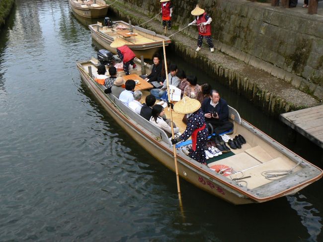 その橋の袂が観光船の発着所になっています。<br /><br />乗り合い制で一人あたりのおとな料金は…<br />大利根コース　４０〜６０分　１３００円<br />町なみコース　３０〜４０分　１２００円<br /><br />この日は３連休のまんなかだった所為か、たいそうな人気でした。<br />