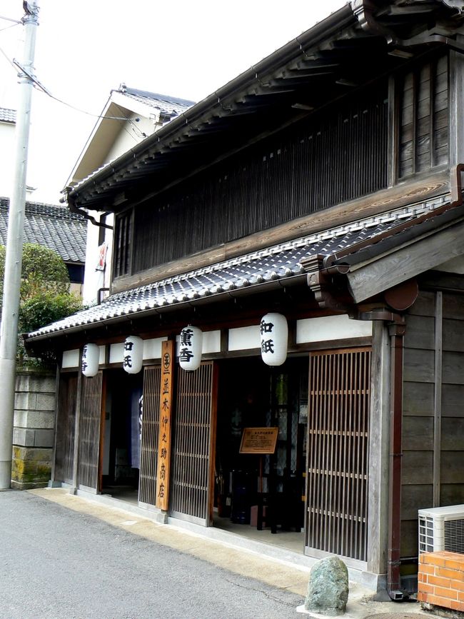 <br />ここは並木仲之助商店と言って和紙やお香などを売るお店のようです。<br /><br />以前は普通の商店の店構えだったのですが景観に合わせて修復されたようです。<br /><br />いい雰囲気を醸し出しています。<br /><br />