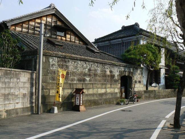 川の対岸に渡って引き返します。<br />なにげないシンプルな町並みなのですが正上という江戸時代より醤油の醸造をしていた店で、今は佃煮（いかだ焼）の製造販売をしています。店舗は天保３年（１８３２年）の建築だそうです。<br /><br />手前の大谷石の入口をくぐると思いがけないほどの大きな佃煮屋さんの店舗になっていてお茶を飲みながら試食ができます。<br />