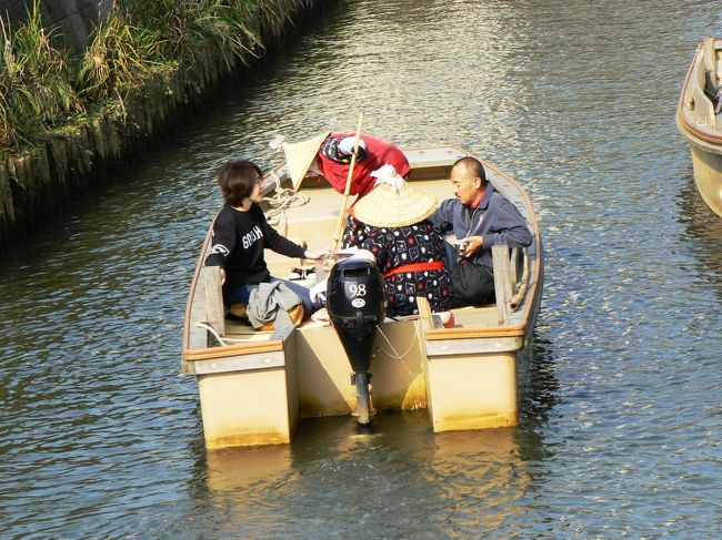 <br />あまり、格好の良い船ではありませんが…<br /><br />船外機ですが、音はほとんどしないようです。<br /><br />係員はかなりお年寄りの娘船頭さんが必ず２名乗るようです。<br />場合によってはお客ひとりに船頭さんがふたりということもあるようです。