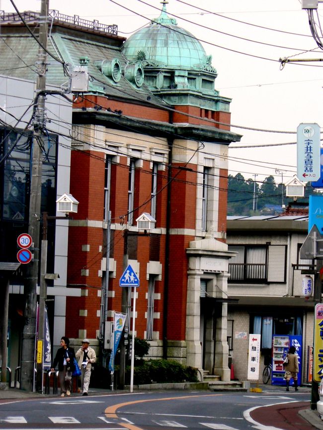 元きた道を引き返すと特徴的な赤煉瓦の建物が見えてきます。<br /><br />佐原三菱館（旧三菱銀行佐原支店）です。<br />レンガ造り２階建てで内部は吹き抜けになっており、２階周囲にギャラリーがあります。<br />屋根は木骨銅板葺きで、正面建物隅に特徴のあるドームがあります。 <br />大正３年川崎銀行佐原支店として建設され、現在はとなりの佐原町並み交流館と共に観光案内所として使われています。 <br /><br />ここは、資料や地元の情報なども入手できますので、是非お寄りになることをお薦めします。