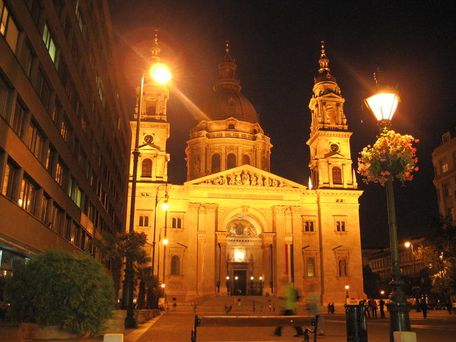 聖イシュトヴァーン大聖堂<br /><br />この前の広場の角で夕食を撮ったので、まずはこの大聖堂の夜景から。<br />何枚も撮って、会心の出来のものを１枚残しました。<br />シャッターが１秒くらい開いているので、歩く人の姿が幻影のように写っていますが、それも気に入っています。