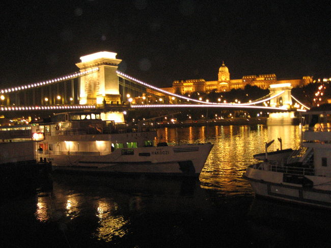 ルーズヴェルト広場からみたブダ王宮と鎖橋<br /><br />さきほどのはズーム（望遠）で撮りました。<br />今度は広角側で撮りました。