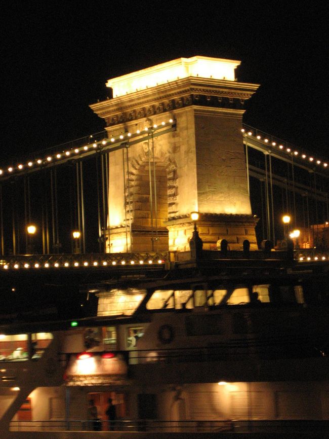 鎖橋<br />ボートが通ったときを狙っています。