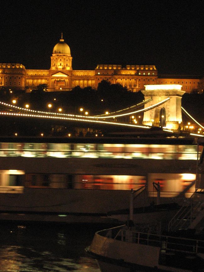 ふたたび、ブダ王宮と鎖橋<br />フェリーが通ったときを狙いました。