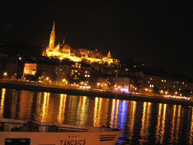 ブダのマーチャーシュ教会と漁夫の砦のあたり<br />横でも撮りました。