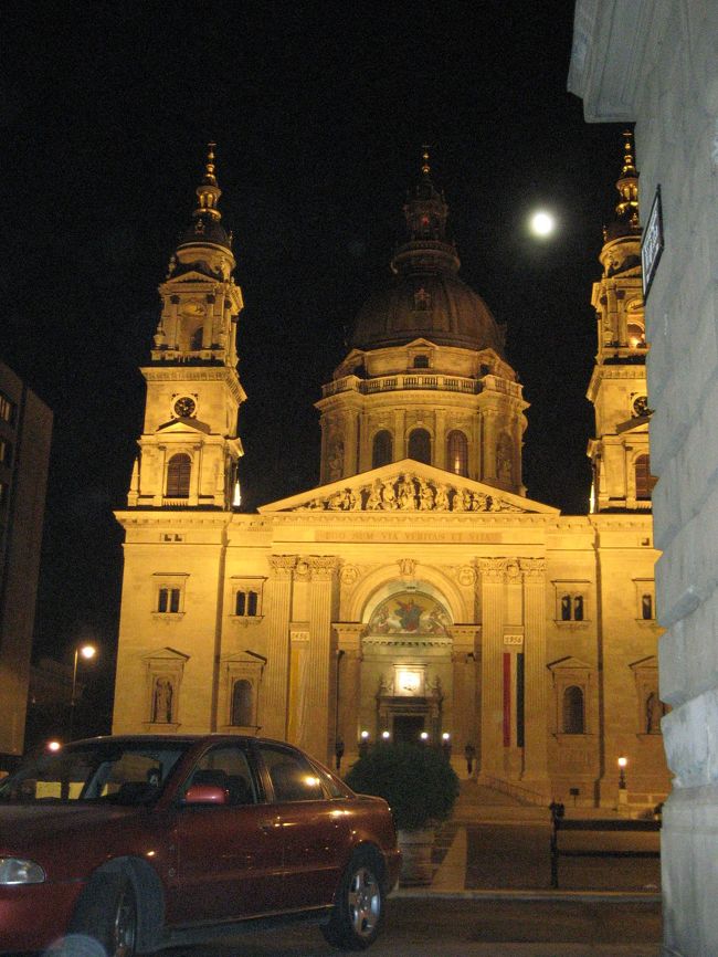 聖イシュトヴァーン大聖堂<br /><br />ドゥナ・パロタでフォークロア・ショーを見た後、デアーク広場駅に向う途中でもう一度撮りました。<br />満月をファインダーの中に収めました。<br />おぼろ月夜のようになってしまいましたが、本当はくっきりきれいな満月でした。
