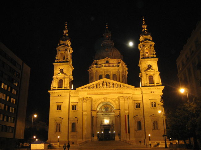 聖イシュトヴァーン大聖堂、もう１枚<br /><br />月があんまりきれいだったので@